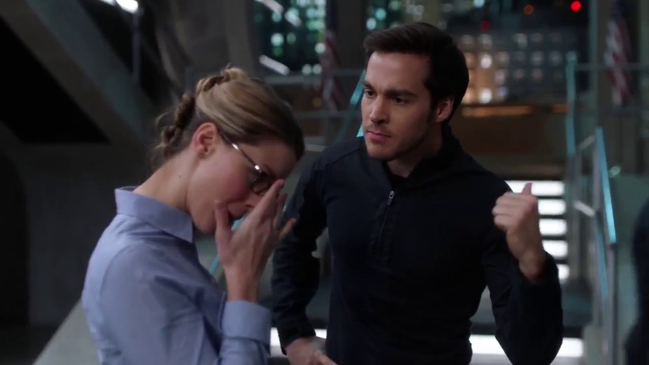 Supergirl 2x13 Mon-El and Kara's comical fight in the DEO