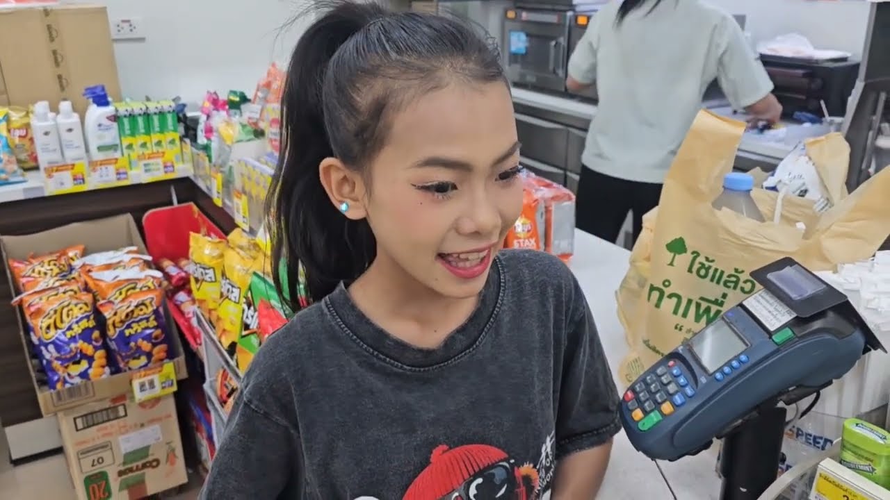 อีหลอยน้อย ธิดาลาว ว่าตีกันเฮ็อดหยัง ลำบ่ทันอิ่มอยู่ @เจี๊ยบ ศรีวิไล