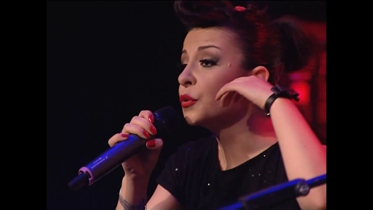 Model, Akustik Konser, Bölüm 1