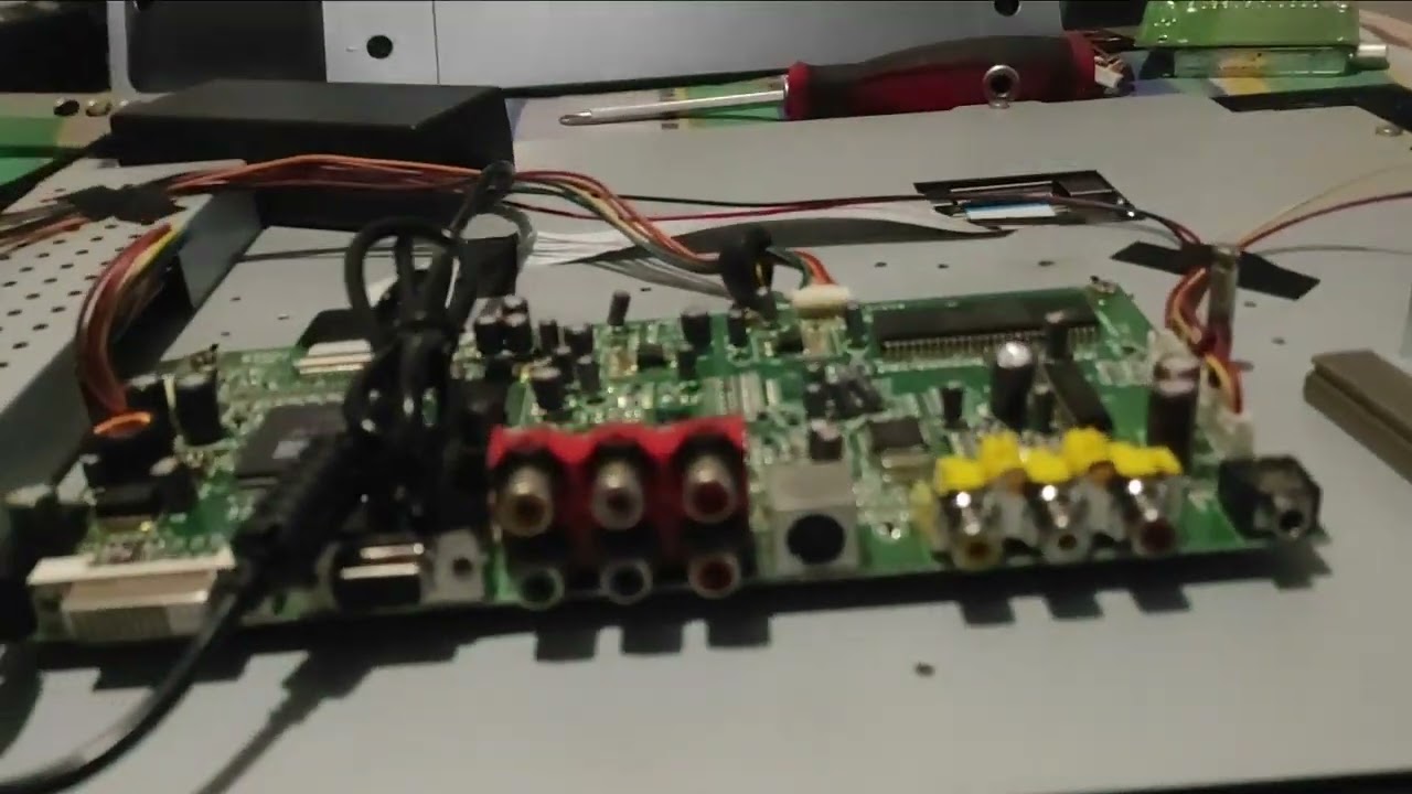 HITACHI C20-LC880SNT ремонт, пытается включится но нет.