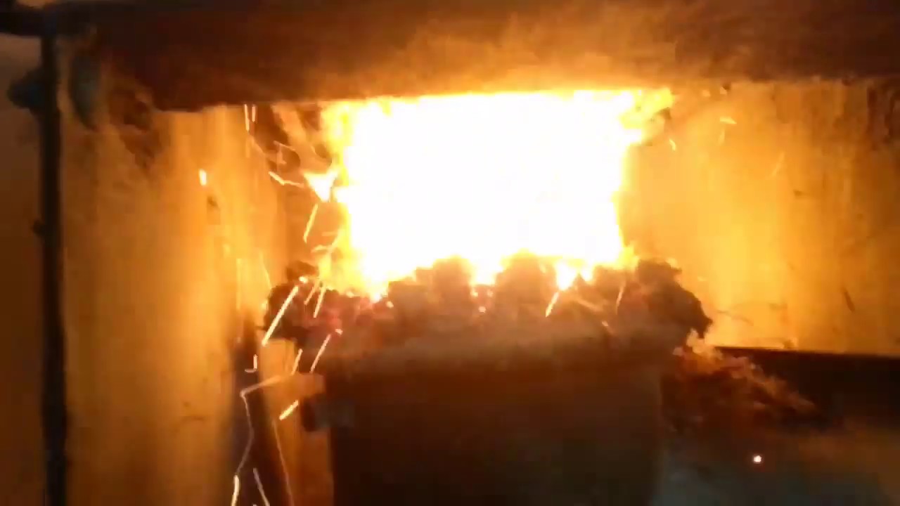 Kocioł z podajnikiem i miał węglowy.