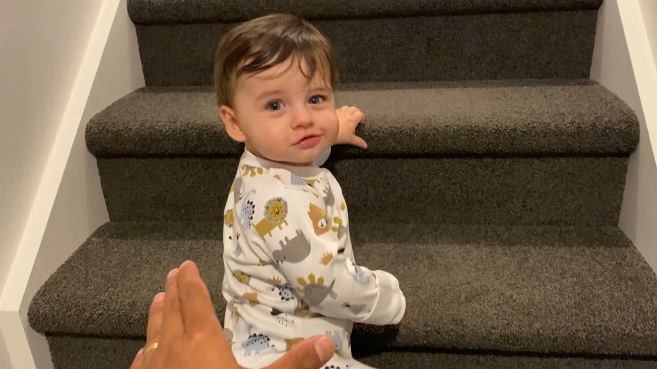 I CAN NOW CLIMB STAIRS AT 10 MONTHS OLD! PARENTS ARE WORRIED 😨