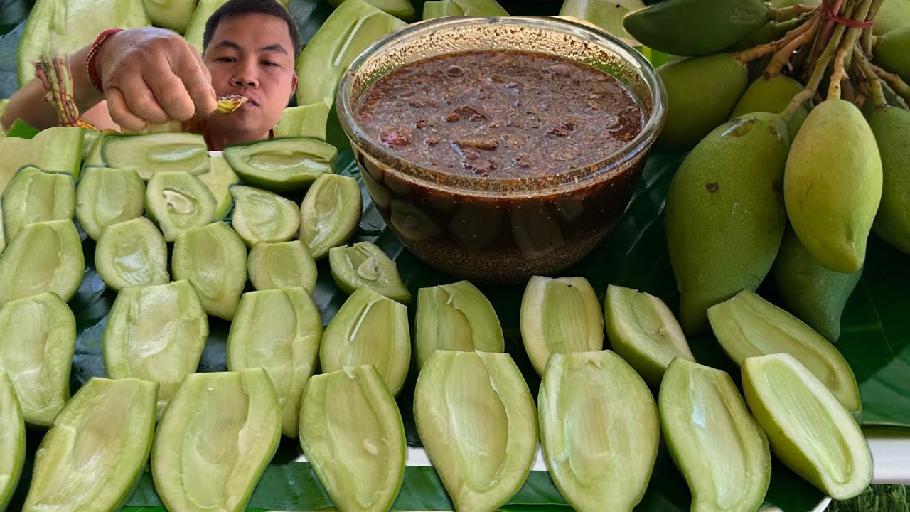 กินมะม่วงเปรี้ยวน้ำจิ้มแจ่วน้ำปลาร้าเผ็ดแซ่บ♨️♨️￼#food