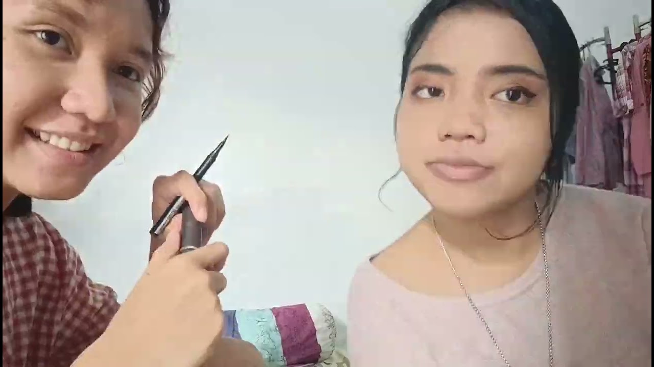 My friend doing my makeup (edisi anak kos)