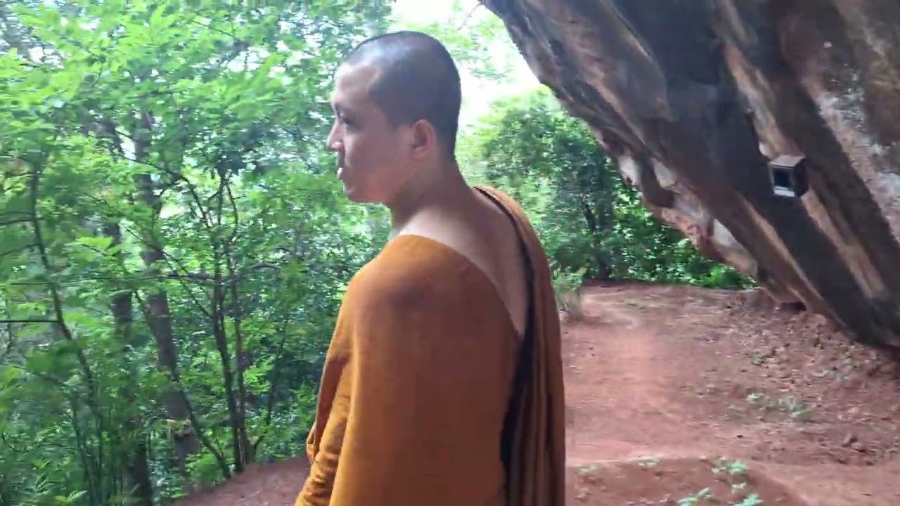 พาขึ้นไปดู ถ้ำผาแดง ภูวัว สถานที่บำเพ็ญเพียรภาวนา