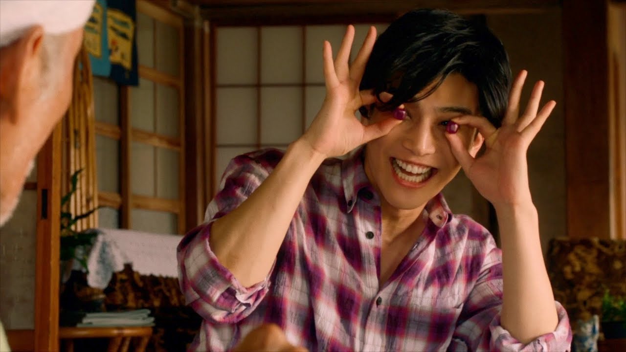 三代目JSB岩田剛典の全力ギャグに父が絶句… 笑いをこらえるのに必死な岩ちゃんのメイキング映像も必見！　UHA味覚糖『コロロ』新TV-CM「裏切りの果物農家」篇＆メイキング映像＆インタビュー