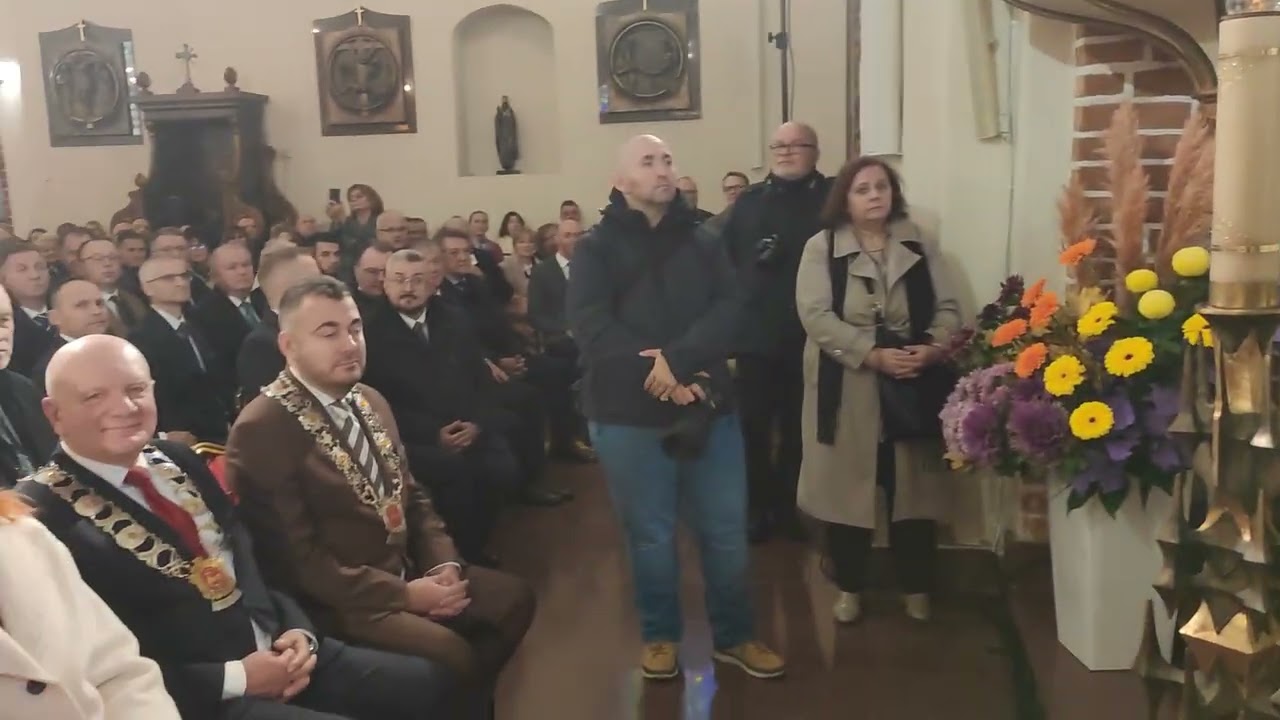 Nuncjusz apostolski w Łomży w 100-lecie Diecezji. Dary ołtarza przyjmuje abp Antonii Guido Filipazzi