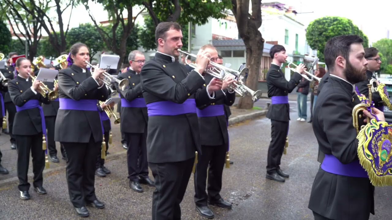 Desde Zafra a Sevilla suena Réquiem   llega la  @bandanazarenodezafra a la Parroquia de San Gonzalo.
