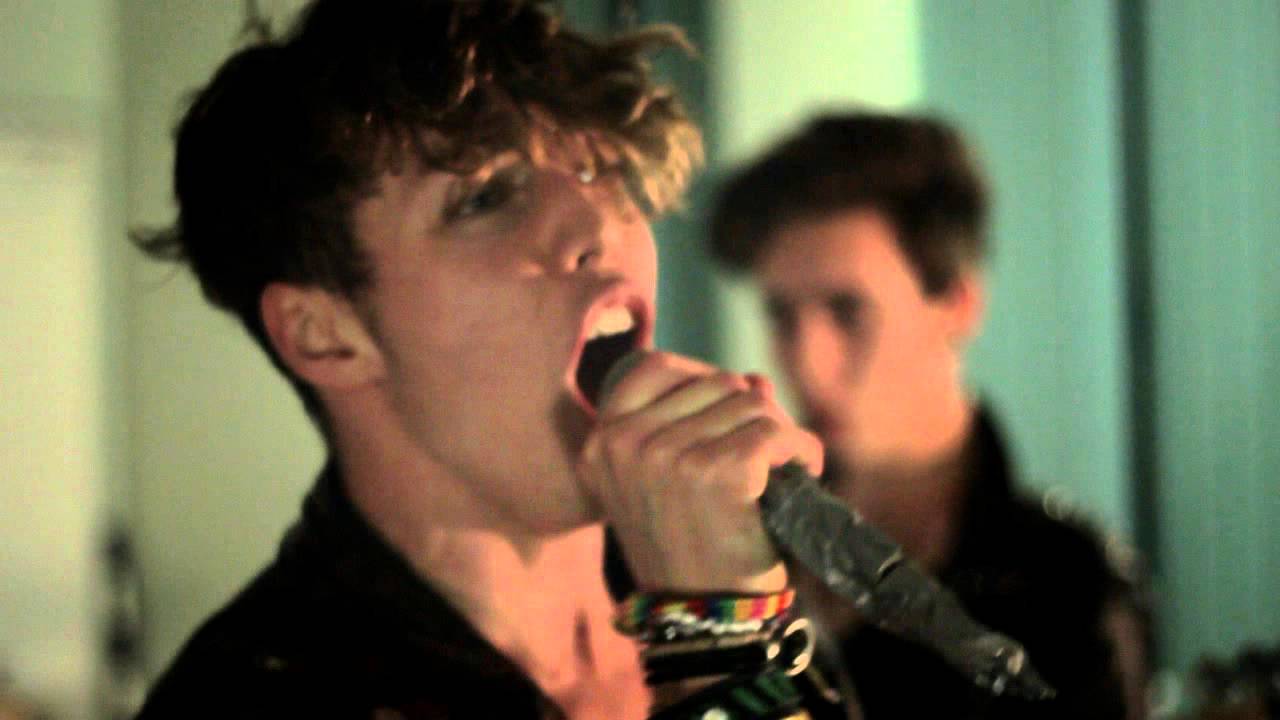 Dive Bella Dive -  School (OFFICIAL VIDEO)