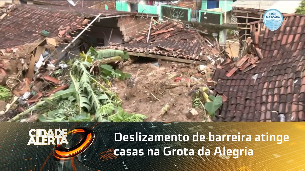 Deslizamento de barreira atinge casas na Grota da Alegria