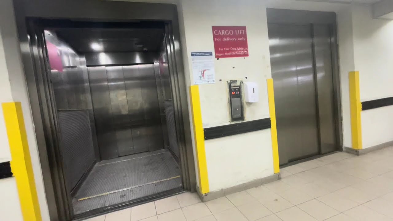 (L.I.M.) The Lifts@: Jurong Point