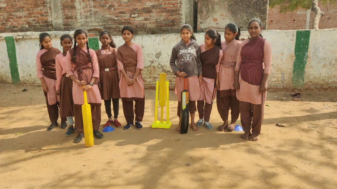 Girl's cricket match Tabadtod ballebazi se score sirf 2 over me chase kr diya 🤭