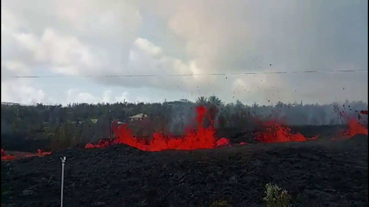 Raw: Kilauea lava flow approaches Hawaii homes