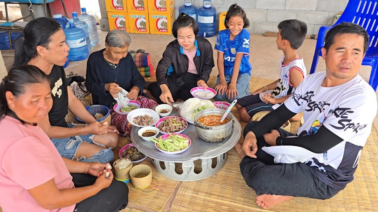 บ่าวหมีทำน้ำยาขนมจีน กะทิไก่บ้านแซ่บๆ ไว้ต้อนรับแขกมางานบุญ.25/4/2025