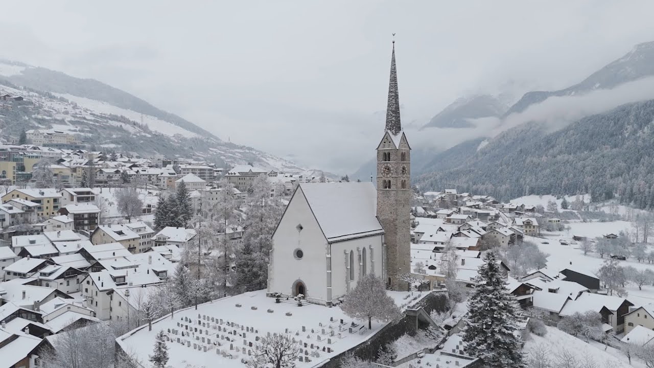 Einblicke im Unterengadin: Die Kirche von Scuol