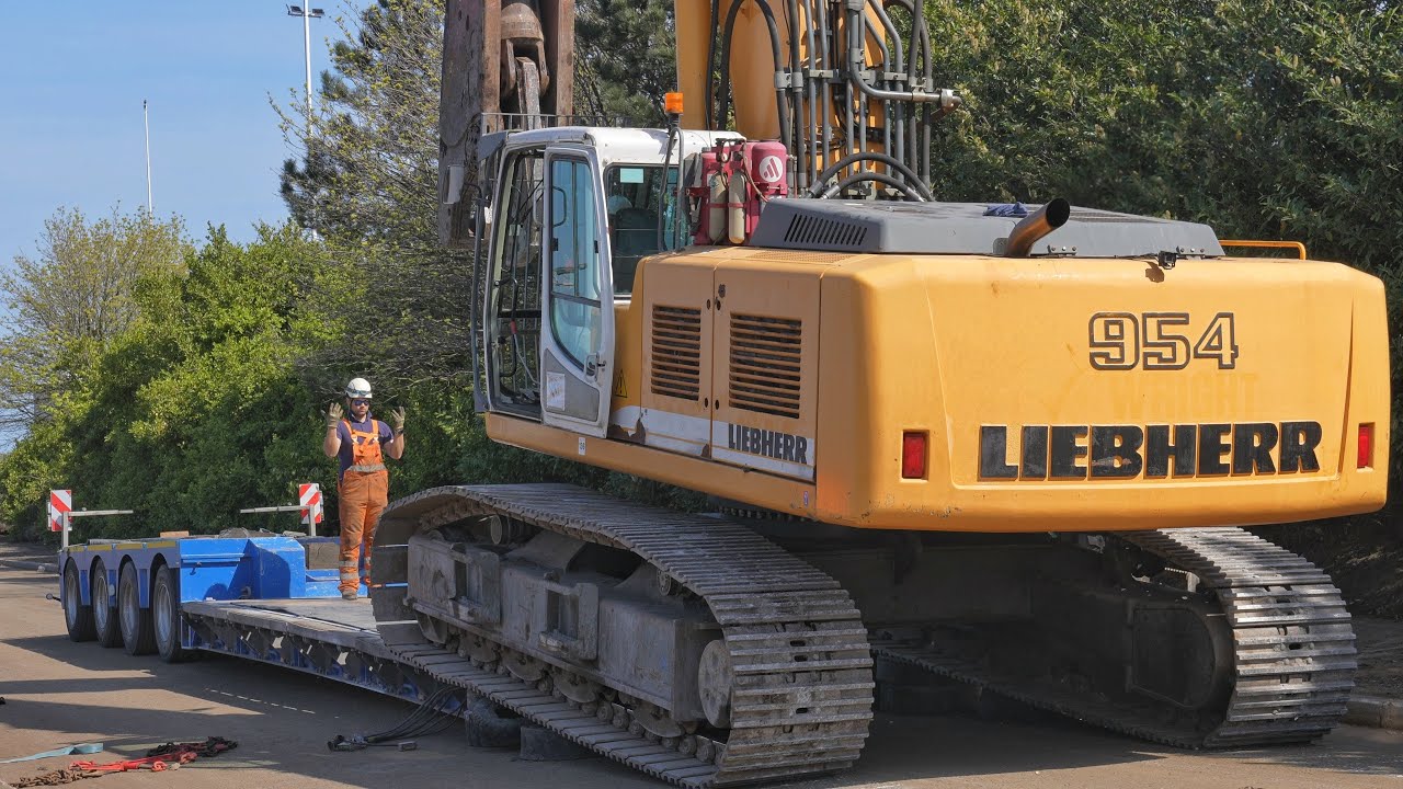 Loading the Liebherr R954 with Shears.