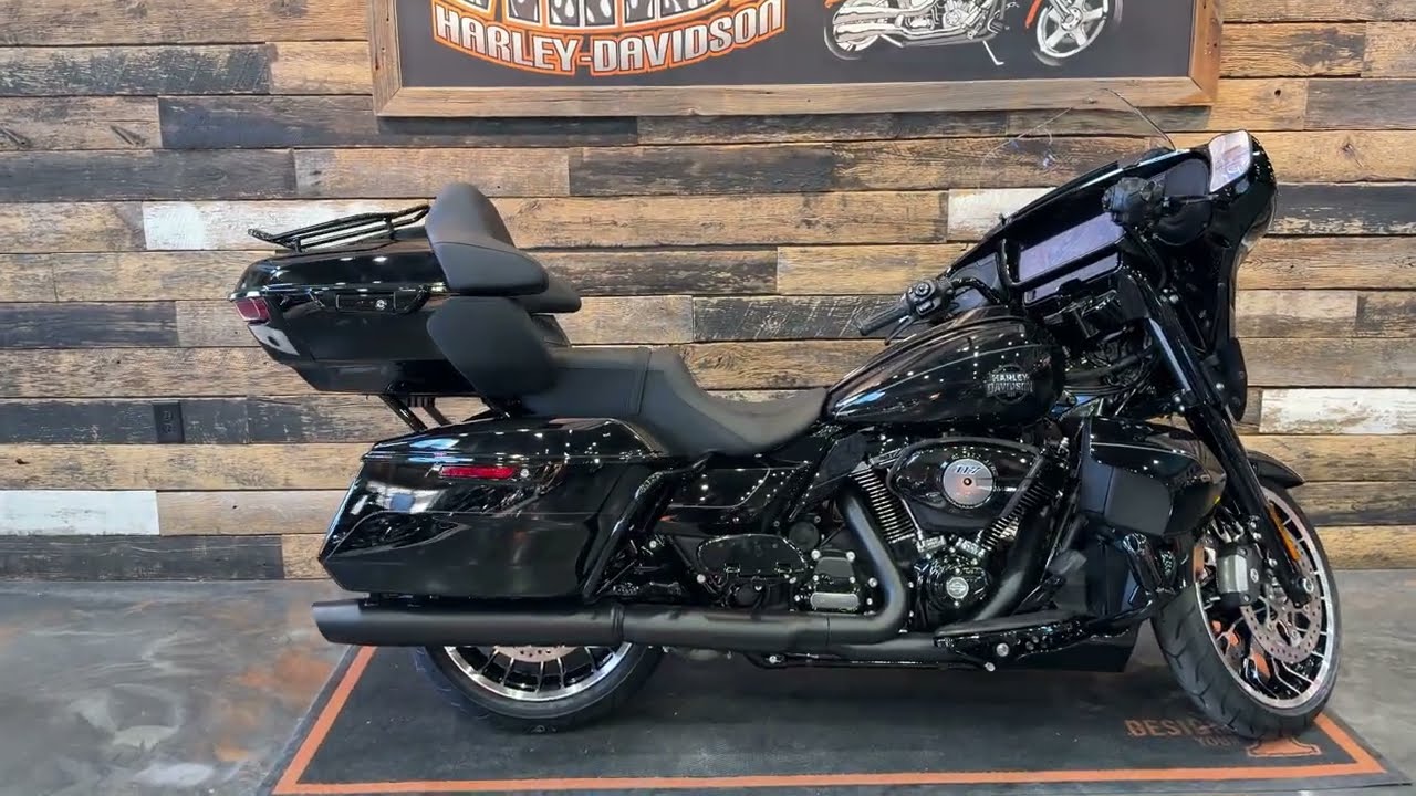 2026 Harley-Davidson Street Glide Limited in Vivid Black w/Black Trim-FLHXL