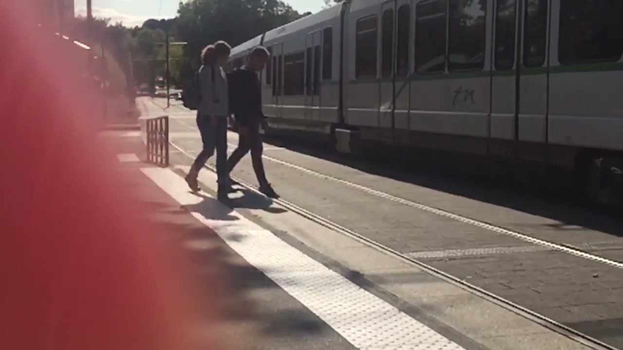 Ligne 2 à l’arrêt école centrale audencia