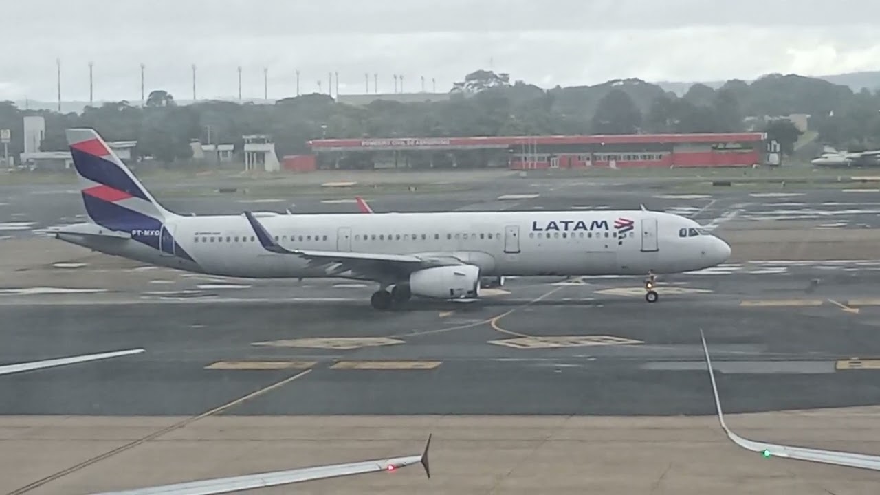 Movimentação no pátio de aeronaves do Aeroporto Internacional de Brasília-DF.