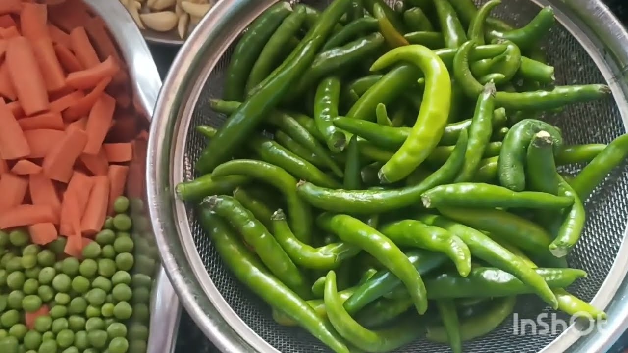 गाजर मटर  और गोभी का मिक्स अचार  जो मैने अपनी सास से बनाना सीखा है  टेस्टी🤗🤗  