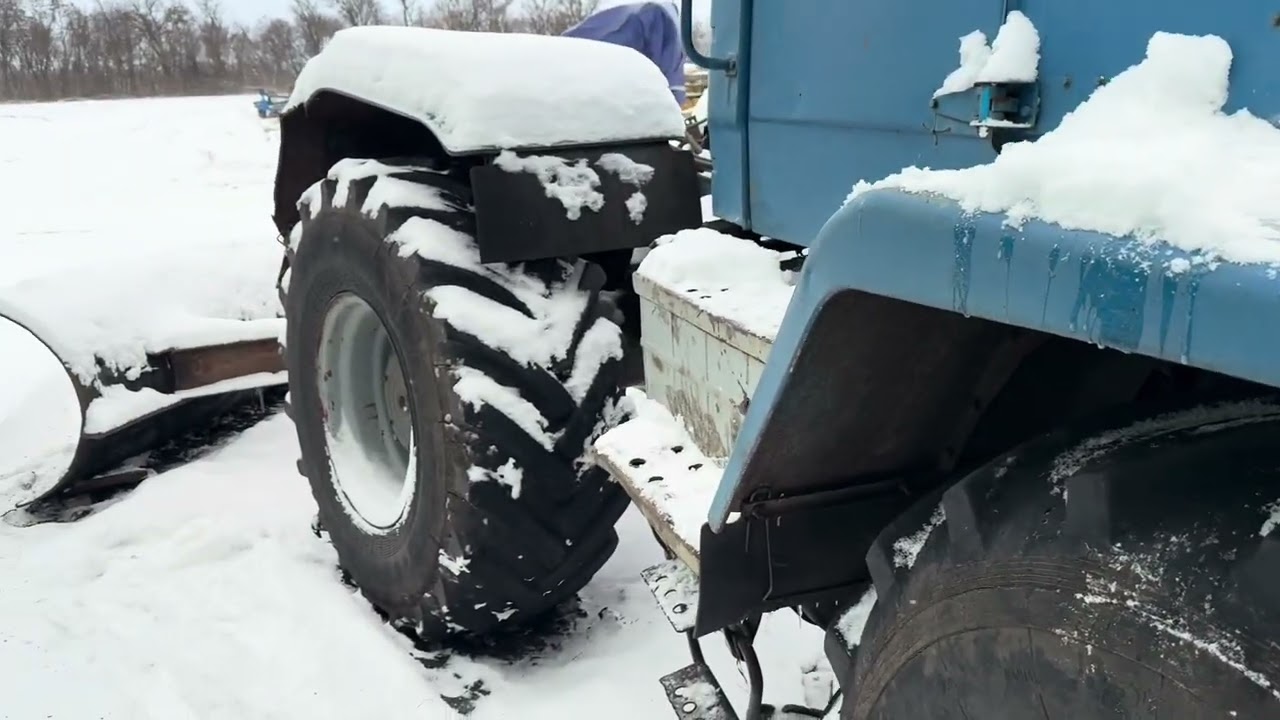 Гребём снег кормим хозяйство