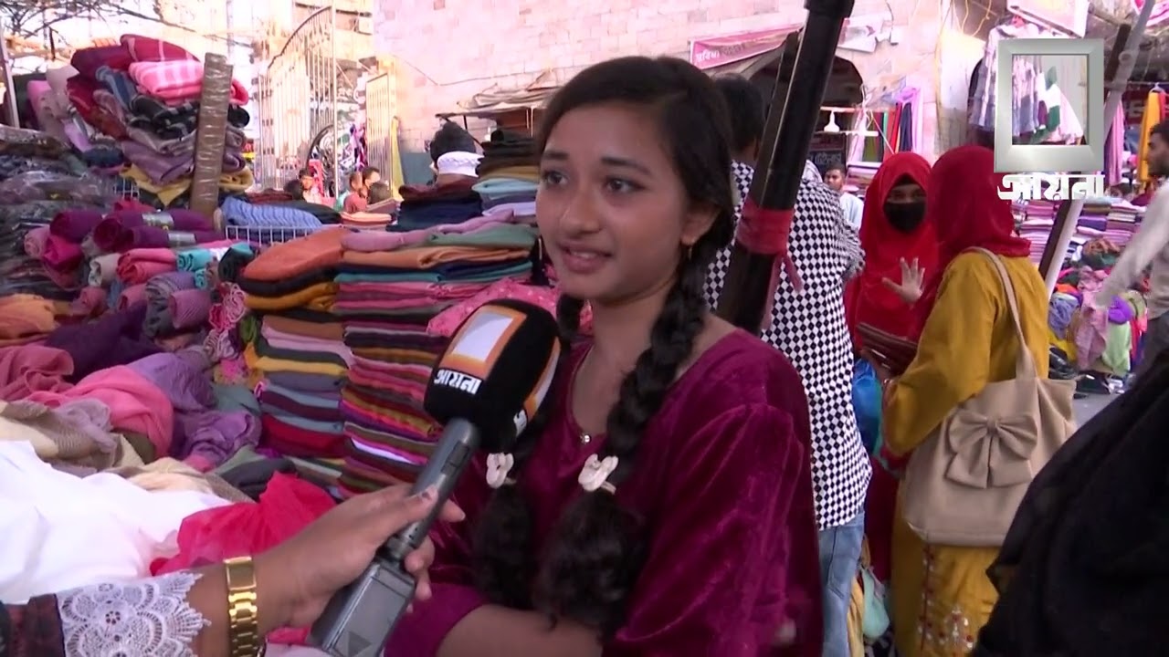 নিউ মার্কেটের ঈদ বাজারে দাম নিয়ে ক্রেতা-বিক্রেতার মিশ্র প্রতিক্রিয়া।