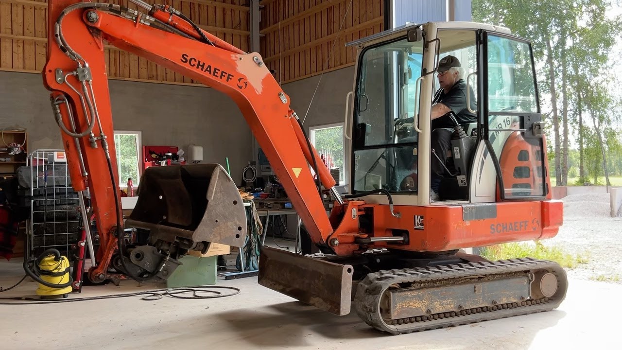 K&ouml;p Gr&auml;vmaskin Schaeff HR16 med 3 skopor p&aring; Klaravik
