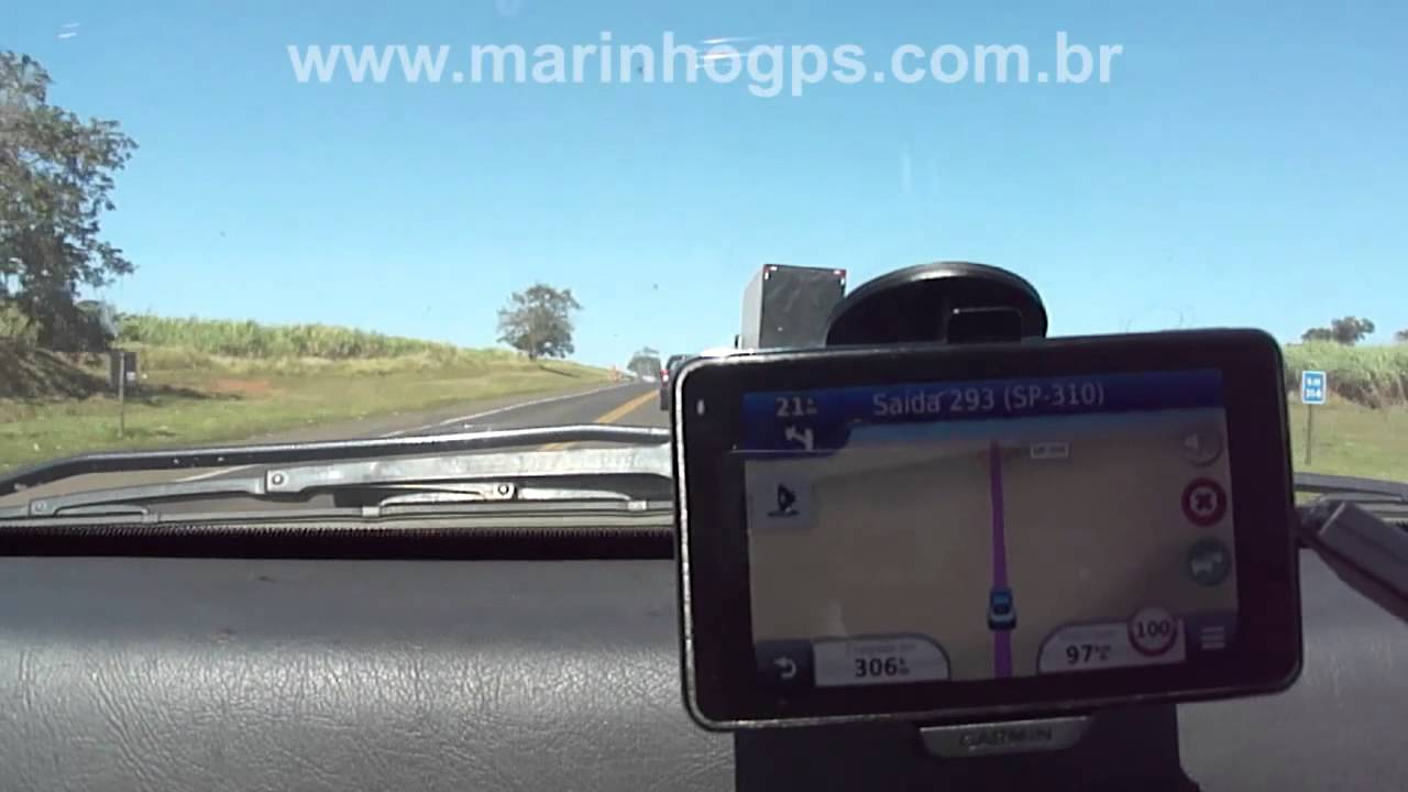 Marinho GPS na estrada mostrando Garmin