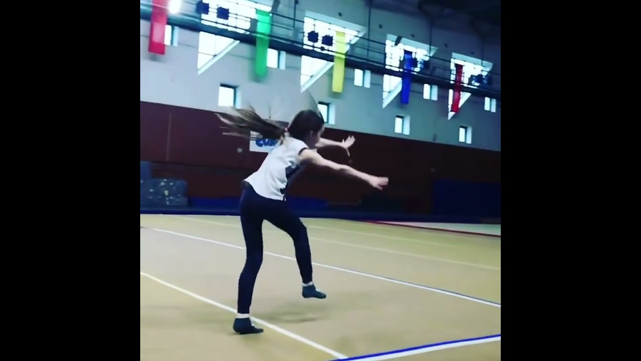 [Gymnastique artistique] Rondade + flip arri&egrave;re