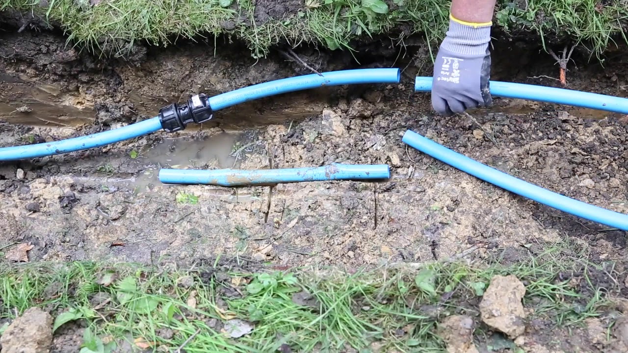 Repairing damaged pipe using Philmac Pipe Repair Kit