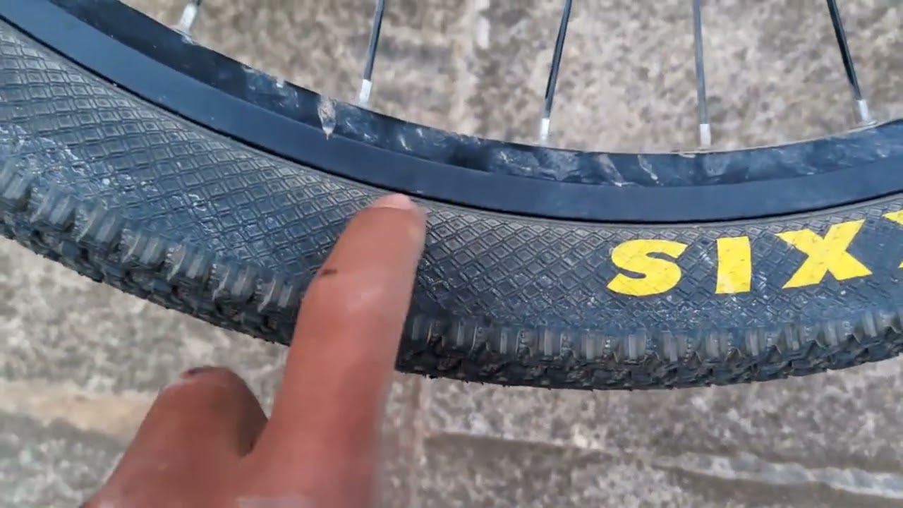 骑行广西，离开梧州，进入贵港平南县，今天一直阴雨绵绵啊，穿上雨衣真的是里外都下雨。还好平南不错。露营地方都不好，惊喜不断。车胎被扎，包括看到了两个翘头鬼火少年。#骑行 #vlog日常#我的骑行日常