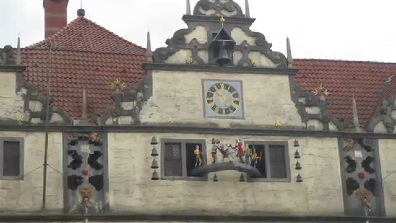 Glockenspiel im Rathaus-Giebel vom historischen Rathaus in Hann. Münden