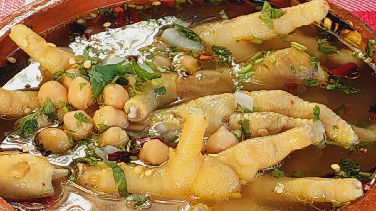 Consomé De Patitas De Pollo