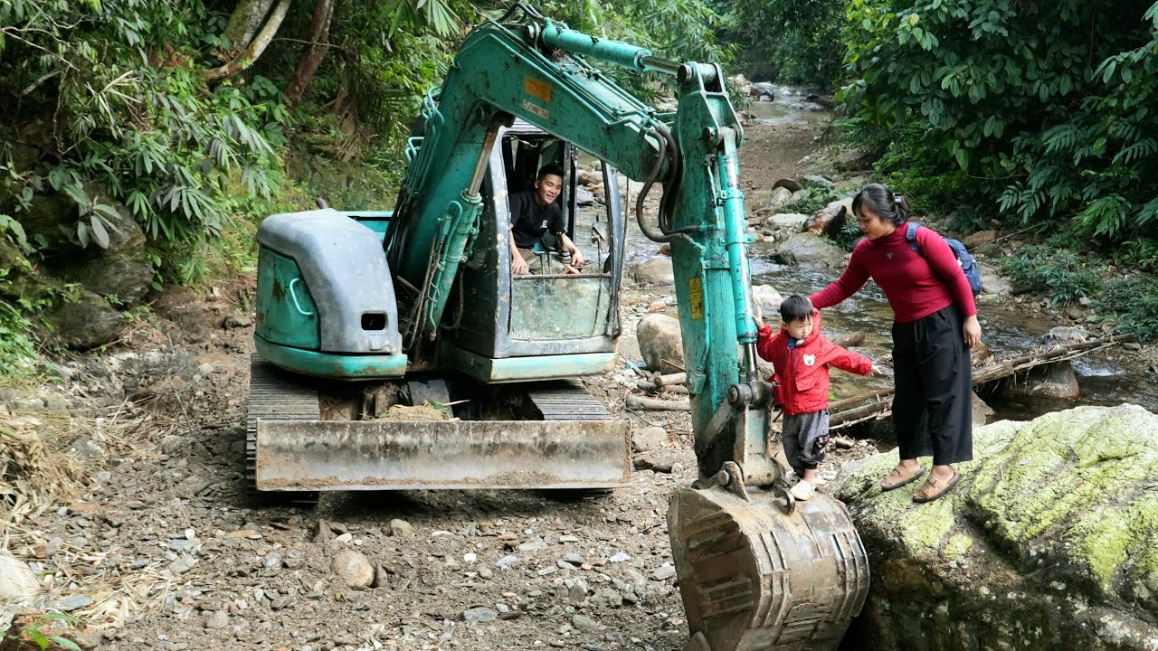 Unexpected Encounter with Giant Excavator: Start a New Project to Build a Family Farm Dream