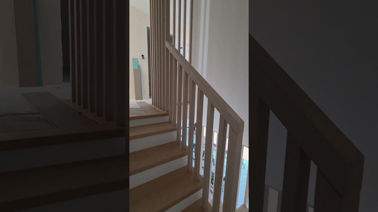 Montaż balustrady tralkowej połączonej z lamelami zakończony. Słupek 6x6, poręcz 6x6, tralka 4x4