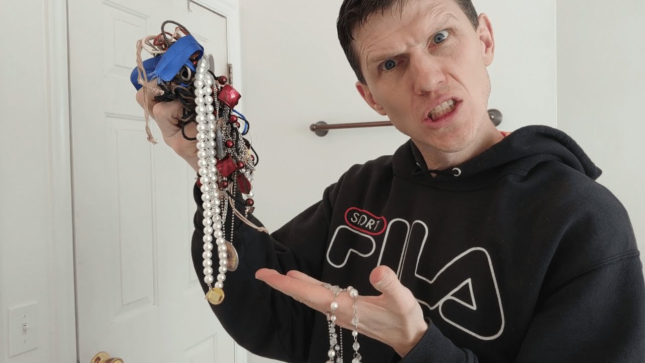 How to Make a Necklace Holder | DIY necklace organizer