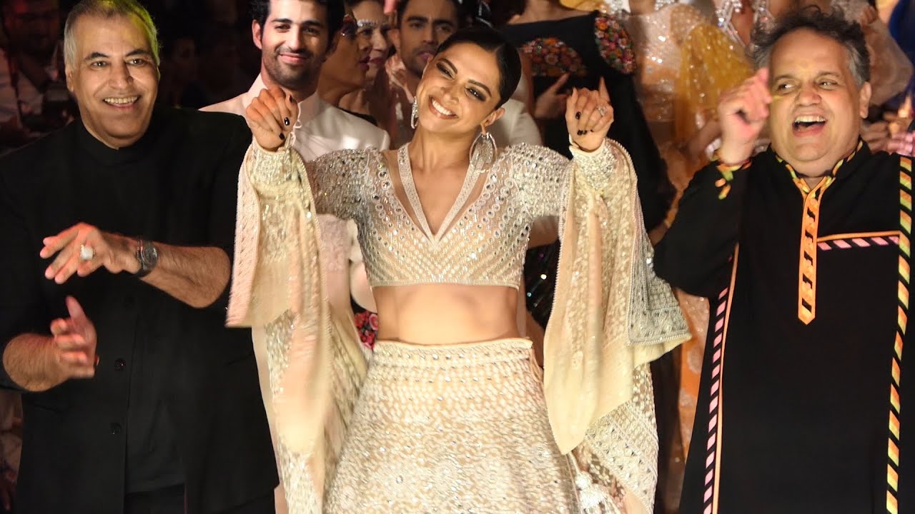 Can't Take Your Eyes OFF 😍😍😍 Deepika Padukone Best Ramp Walk Ever For Abu Jani-Sandeep Khosla