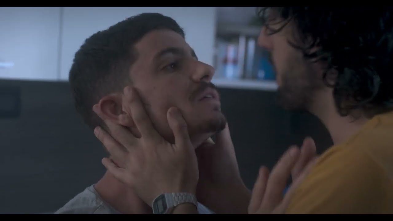 Manuel y Máximo, besos y despedida. Así comienza la película. En #RunTime (Gay clip)