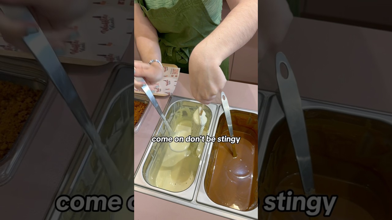 Don&rsquo;t be stingy 😱😱 #waffleshop #waffle #wafflewands #chocolate