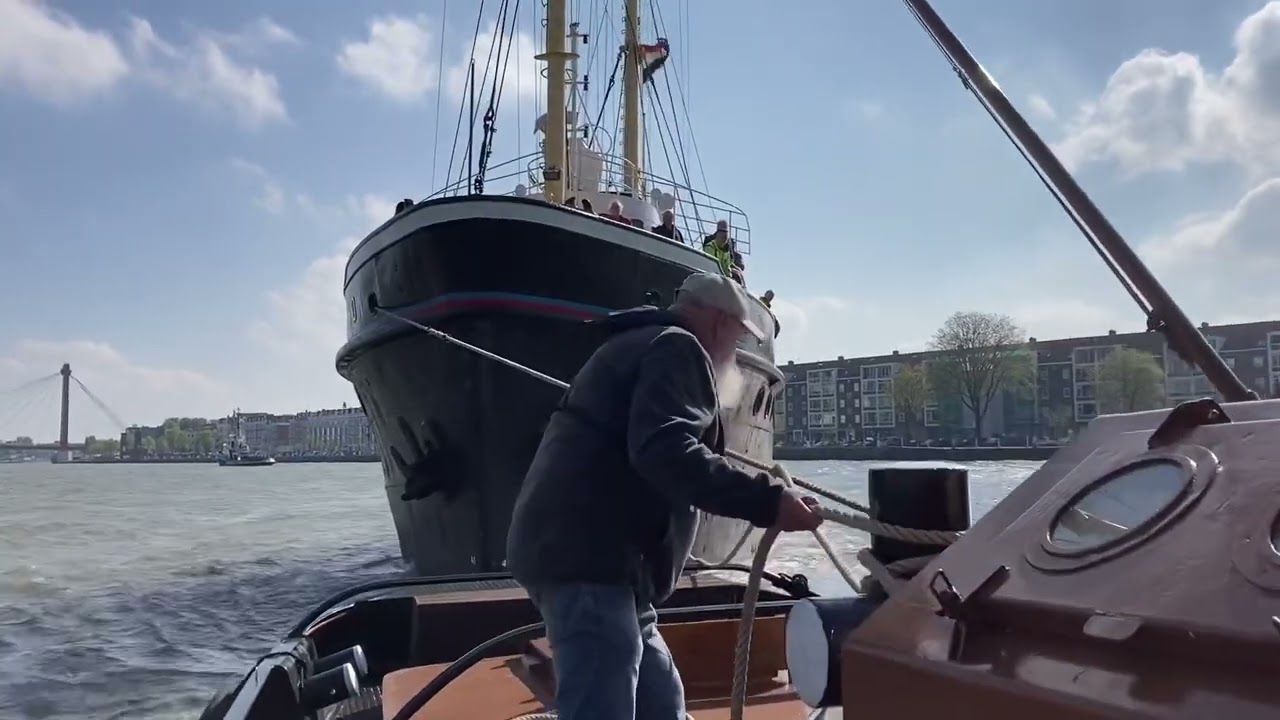 Zeesleper museumschip Hudson met sleepboot  - duwboot van Maassluis naar Leuvehaven Rotterdam