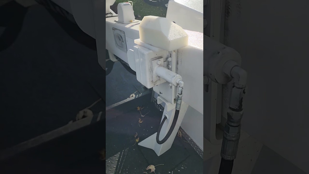 Operation of auto boom latch on a versalift