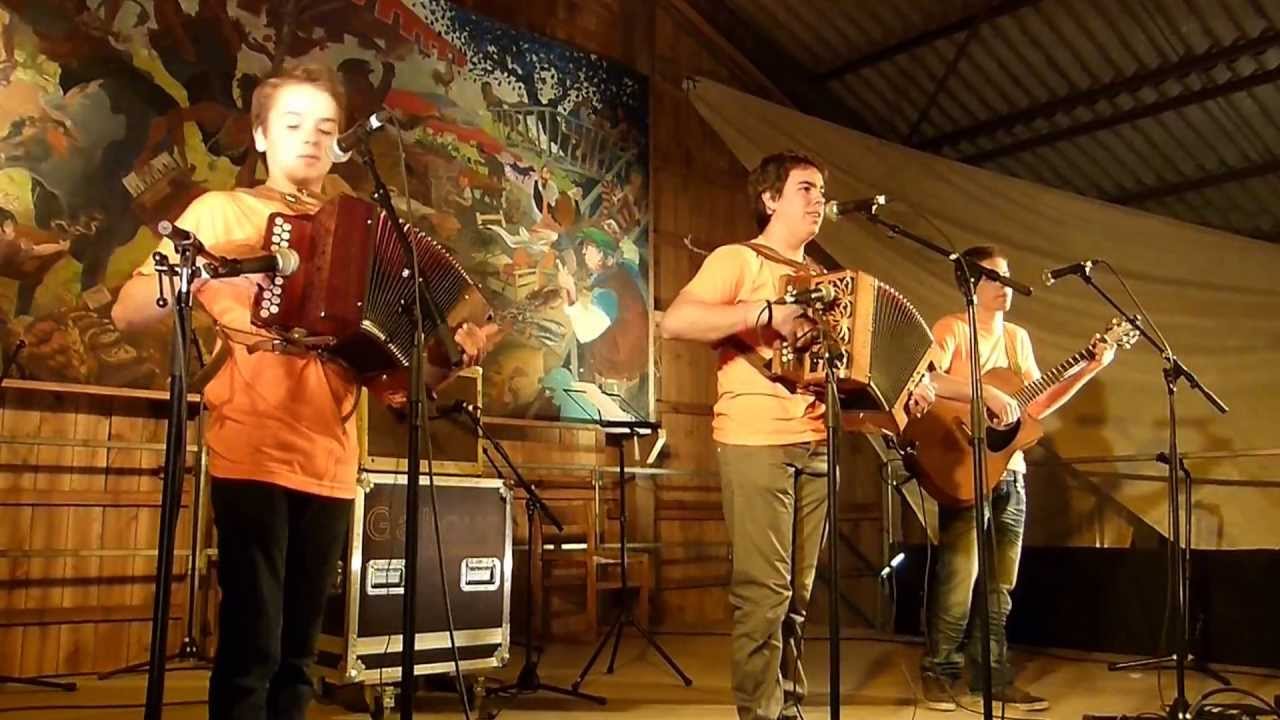 Andro ( par les Frères Thébault ) fest noz Sarzeau 25/05/2013