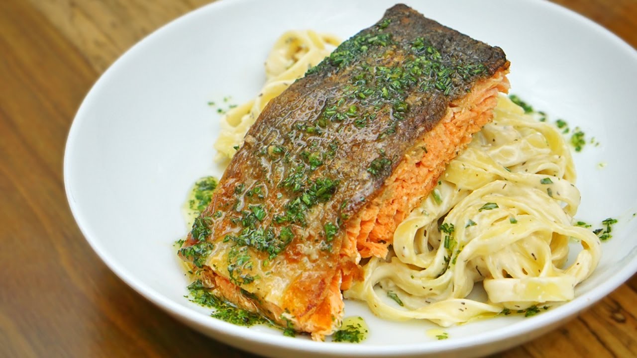 SALMÃO GRELHADO COM FETTUCCINE AO MOLHO CÍTRICO