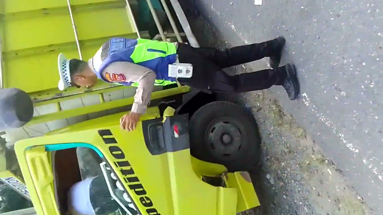 Telah terjadi laka lantas mobil Fortuner sama truck sayur 