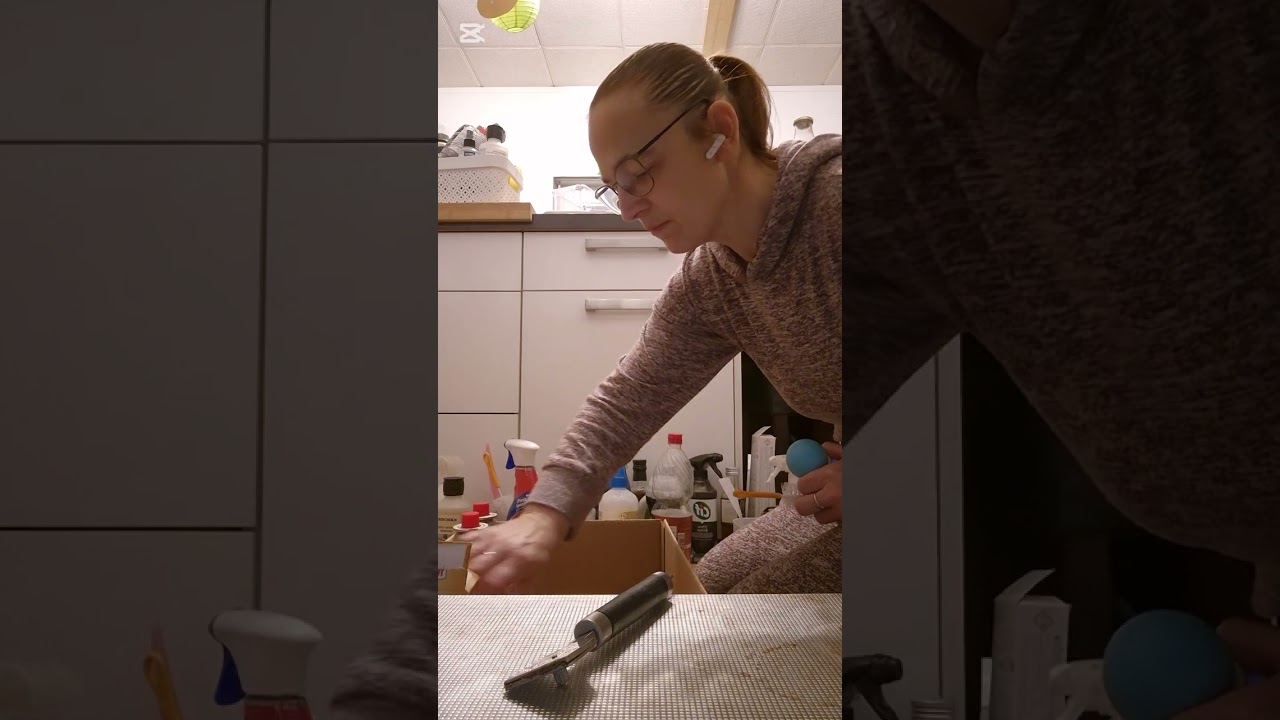 Nettoyage du meuble sous évier de la cuisine.