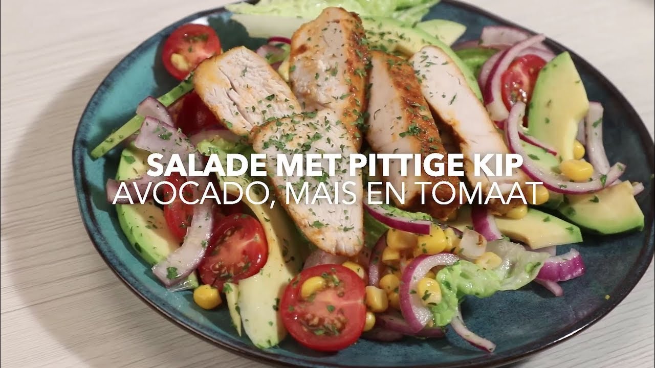 Salade met pittige kip, avocado, mais en tomaat