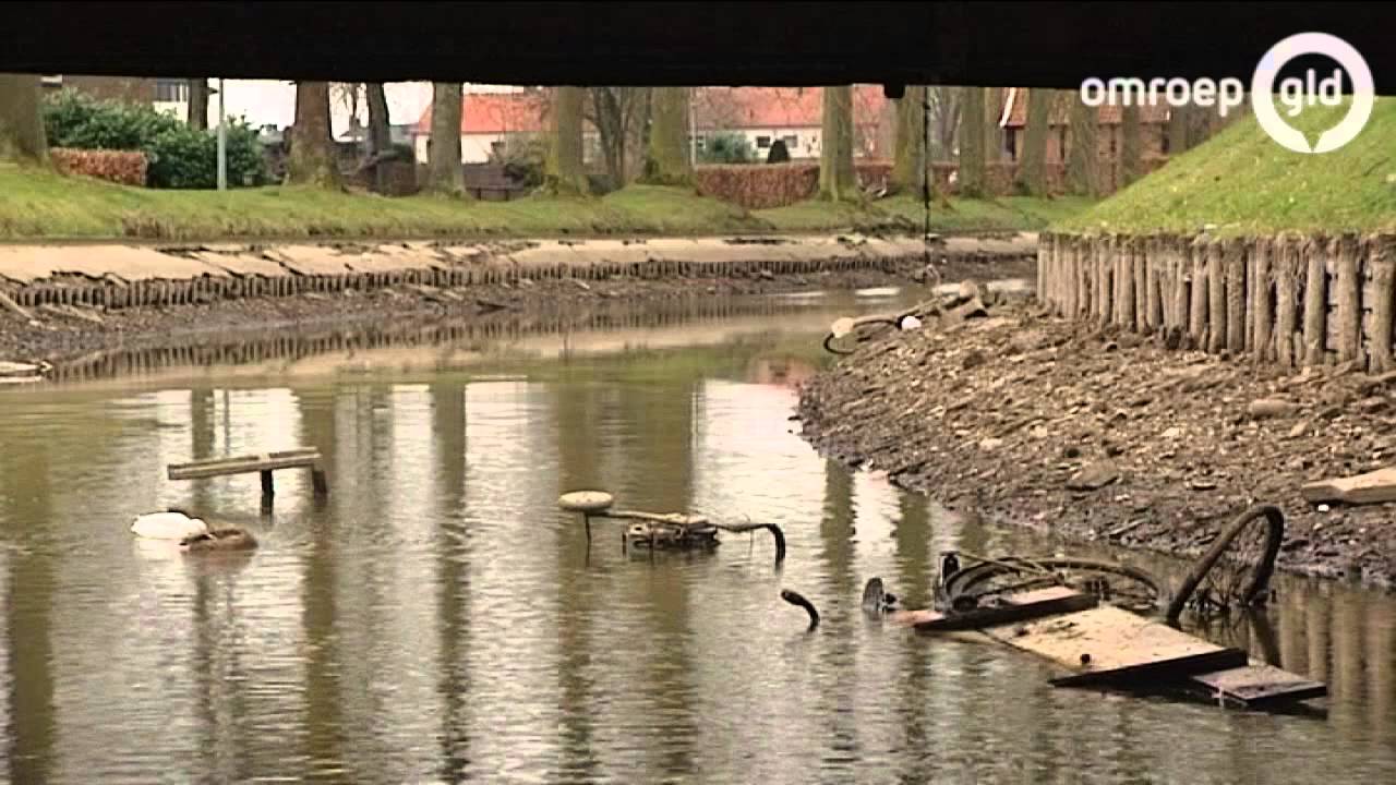 Gracht rondom Lochem vol met rommel