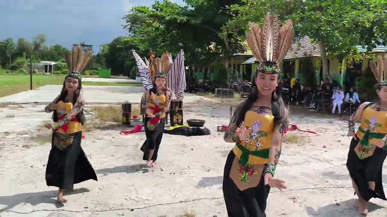 Tari Kreasi Dayak pada HUT SMAGA Maliku tahun 2024