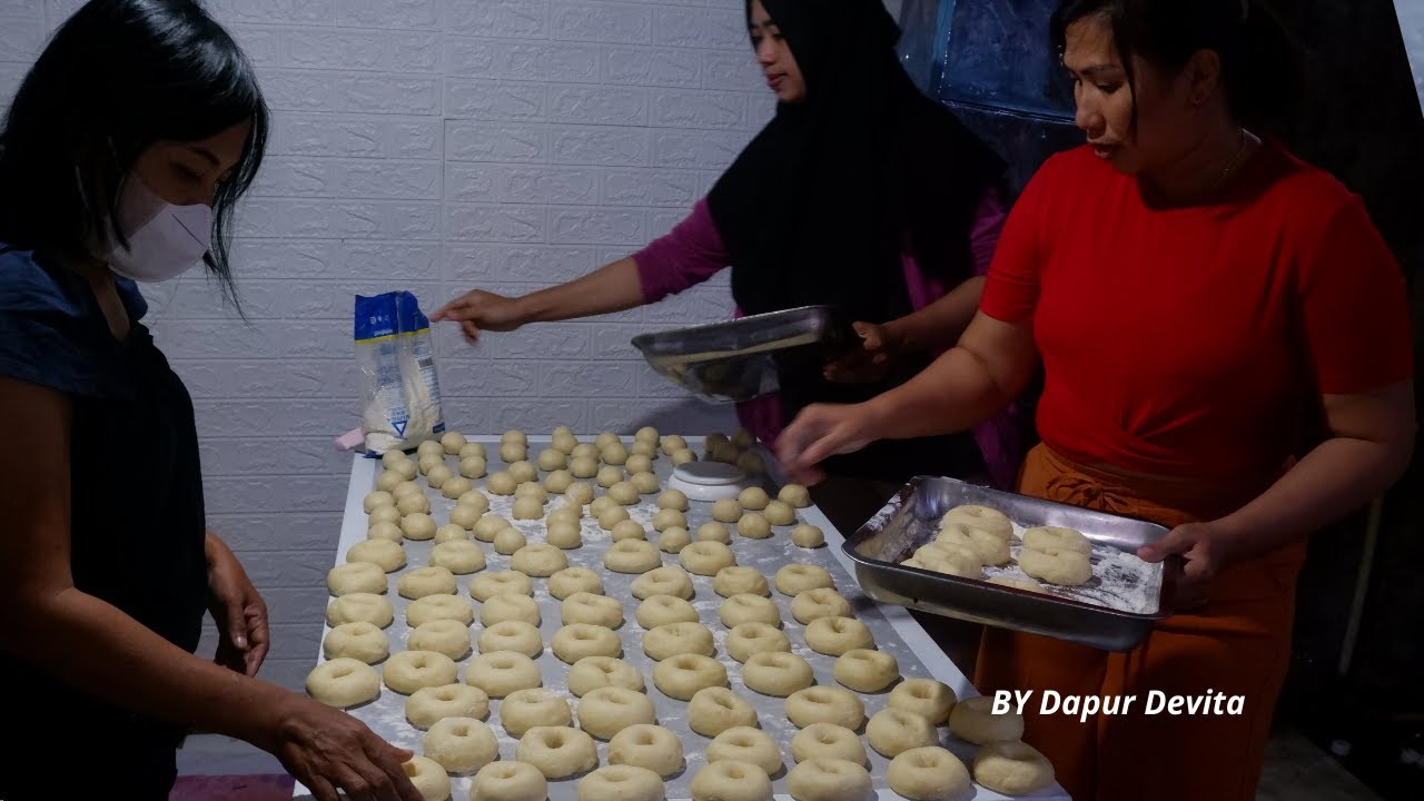 TIPS MEEMBENTUK DONAT DAN MELUBANGI DONAT