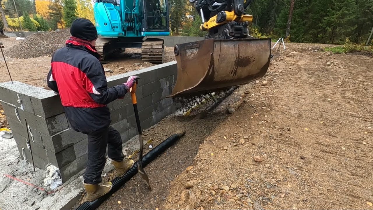 Ränniputket, eristeet, täytöt | Finnish farmer operating an excavator